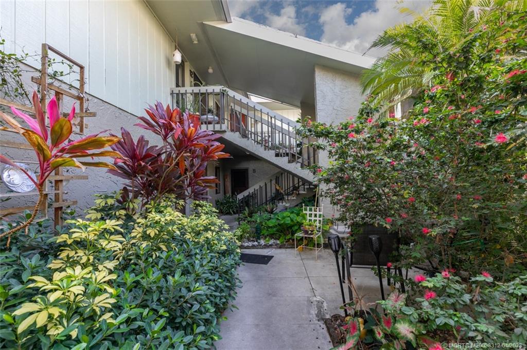 800 Northwest Fork Road, Unit 86 Stuart, FL 34994 - Photo 38 of 40 a picture of flowers