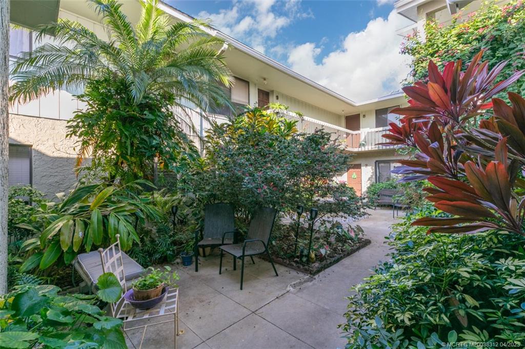 800 Northwest Fork Road, Unit 86 Stuart, FL 34994 - Photo 40 of 40 a couple of table and chairs in the patio