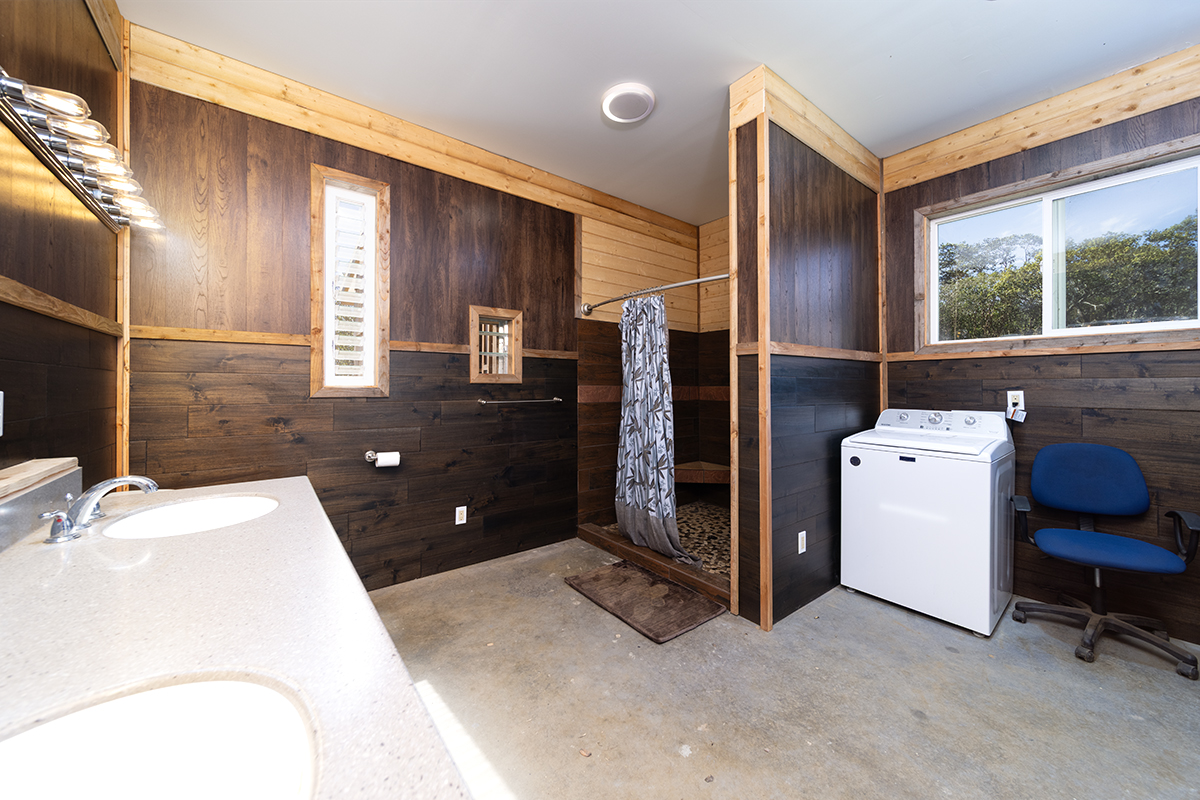 44-2221 Paauilo Mauka Road Paauilo, HI 96776 - Photo 23 of 30 a bathroom with a sink toilet and shower