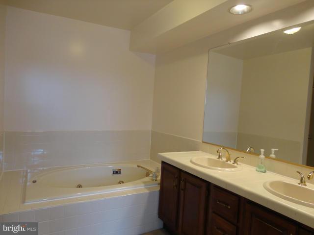 3833 Inverness Road Fairfax, VA 22033 - Photo 10 of 30 Bath (Master)