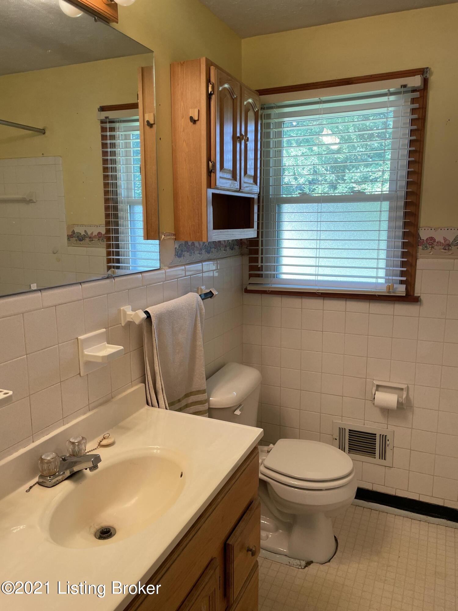 7604 Terry Road Louisville, KY 40258 - Photo 14 of 21 full bath