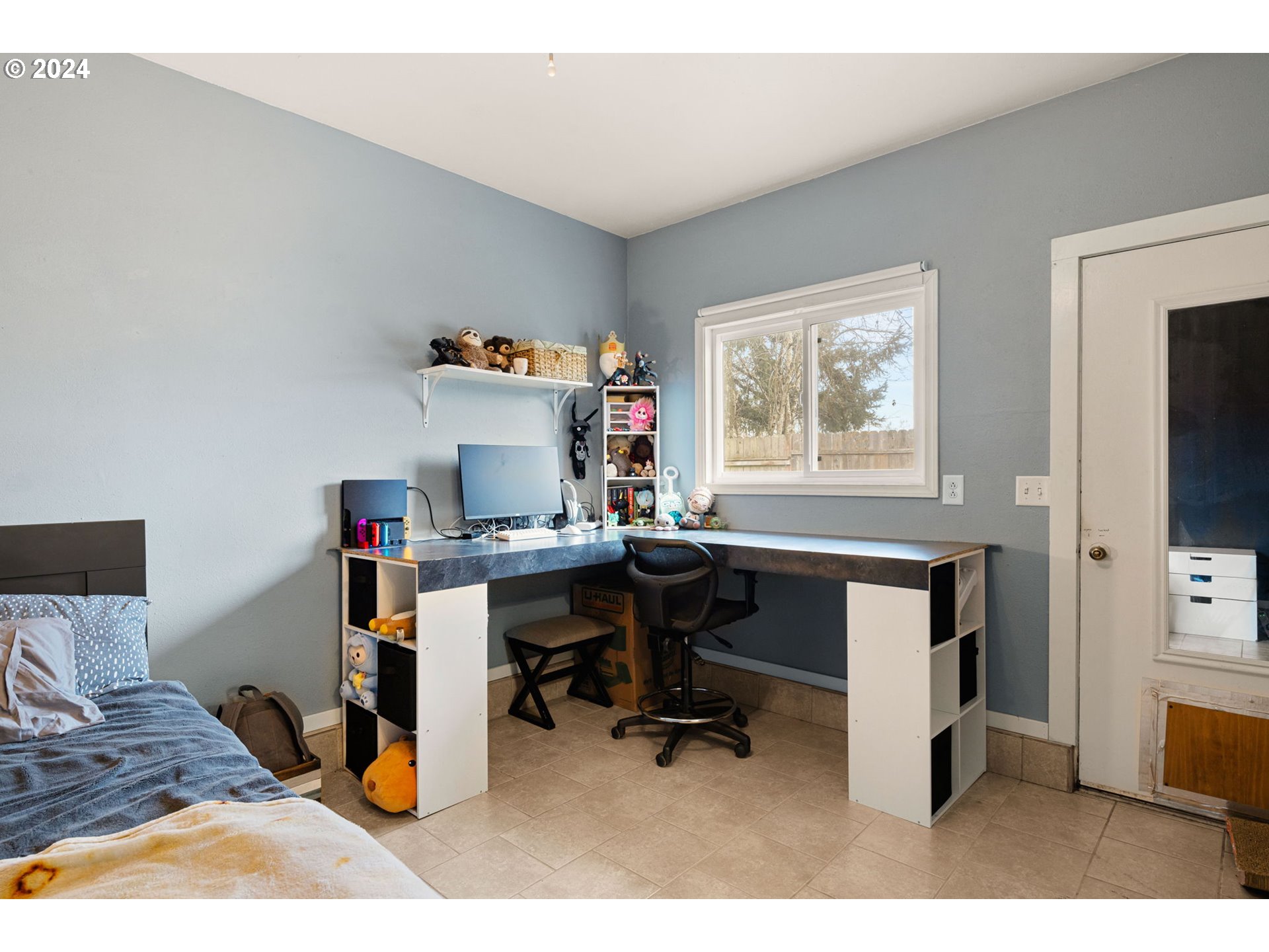 6926 B Street Springfield, OR 97478 - Photo 16 of 29 a workspace with furniture and a window