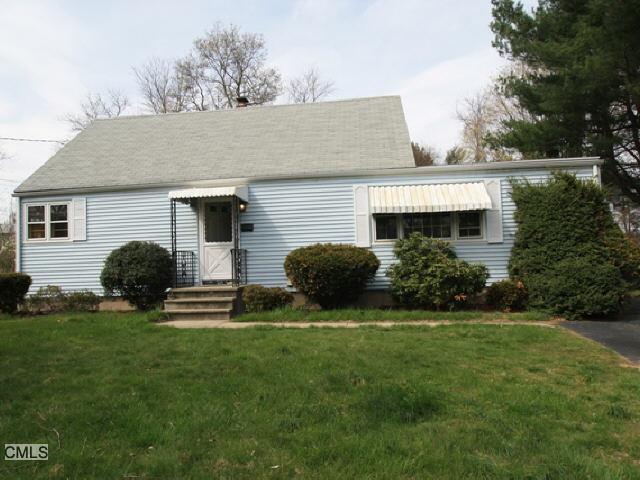a view of a house with backyard and garden