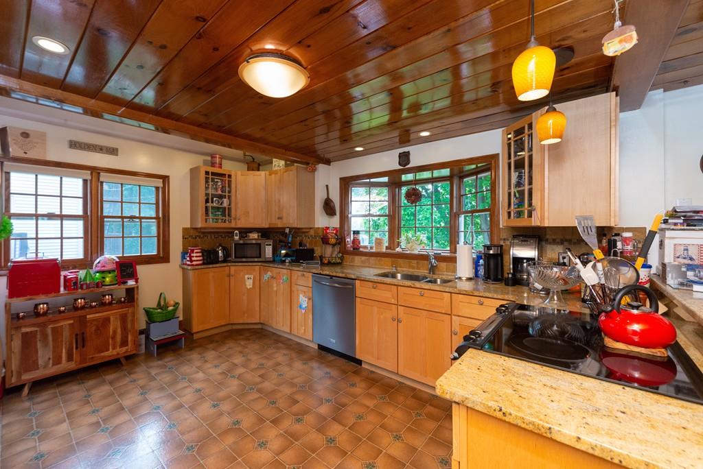 17 Phillips Road Holden, MA 01520 - Photo 5 of 29 Gallery Image 5