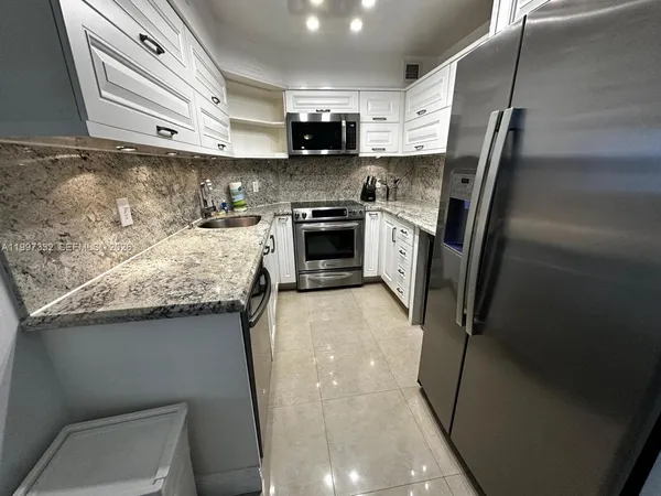 $4,600 | 5225 Collins Avenue, Unit 614, Miami Beach, FL 33140
