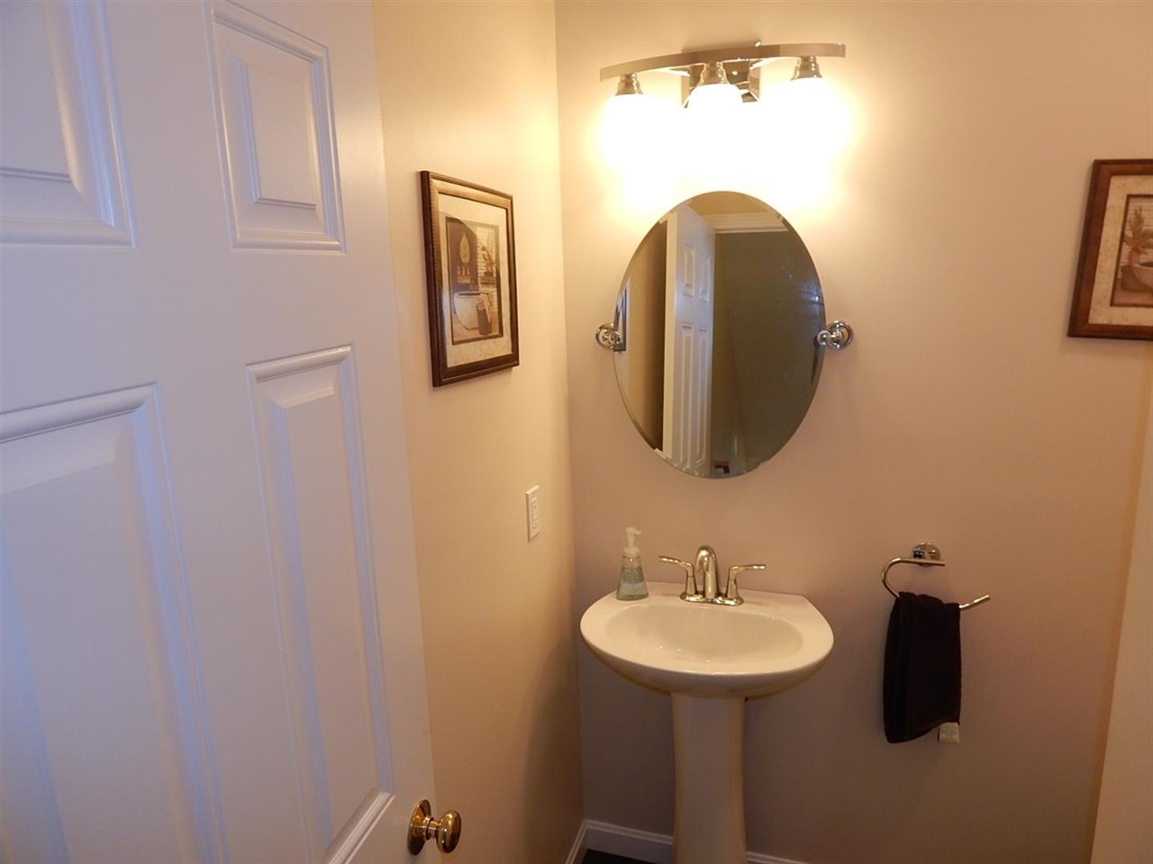 9 Hackett Hill Road, Unit 48 Manchester, NH 03102 - Photo 22 of 31 Gallery Image 22