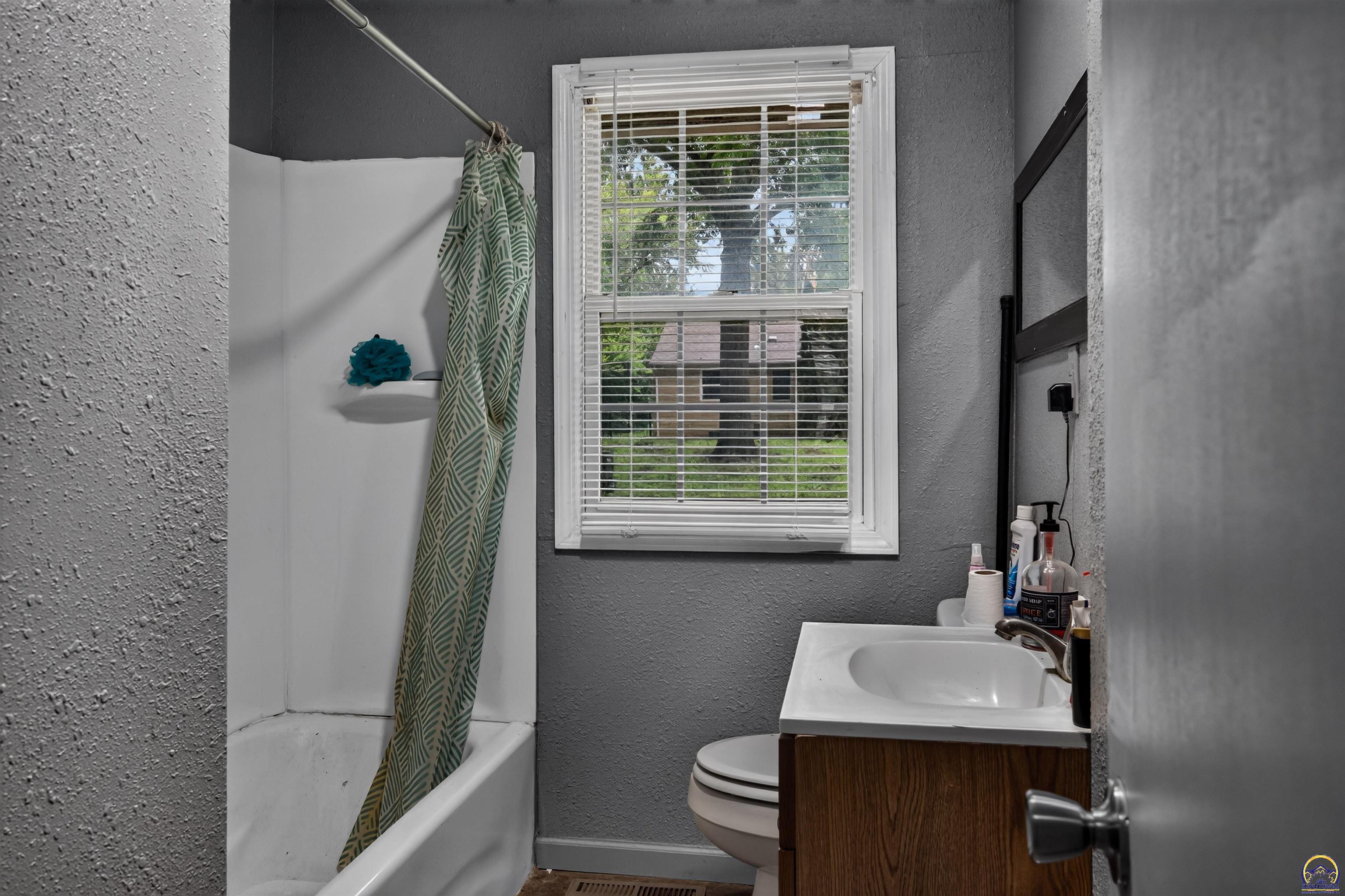 5713 Southwest 14th Street Topeka, KS 66604 - Photo 8 of 13