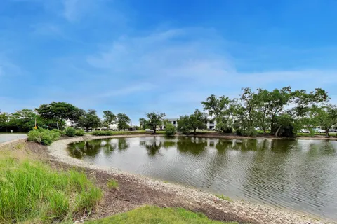 $245,500 | 2000 St Regis Drive, Unit 7N, Lombard, IL 60148
