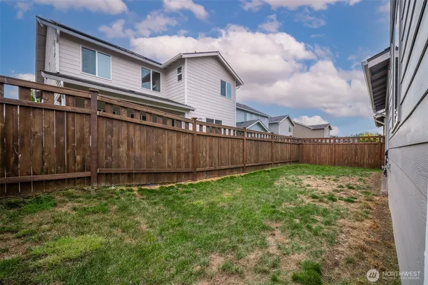 a view of a backyard