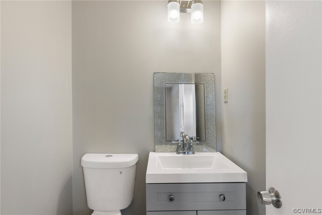 4807 Olgers Road Sutherland, VA 23885 - Photo 21 of 25 a bathroom with a toilet sink and mirror
