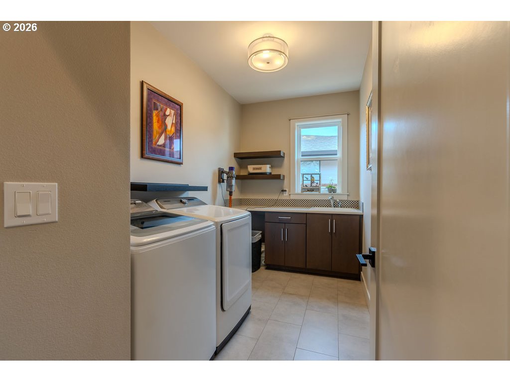 38408 Juniper Street Sandy, OR 97055 - Photo 7 of 47 a kitchen that has a sink and a stove in it