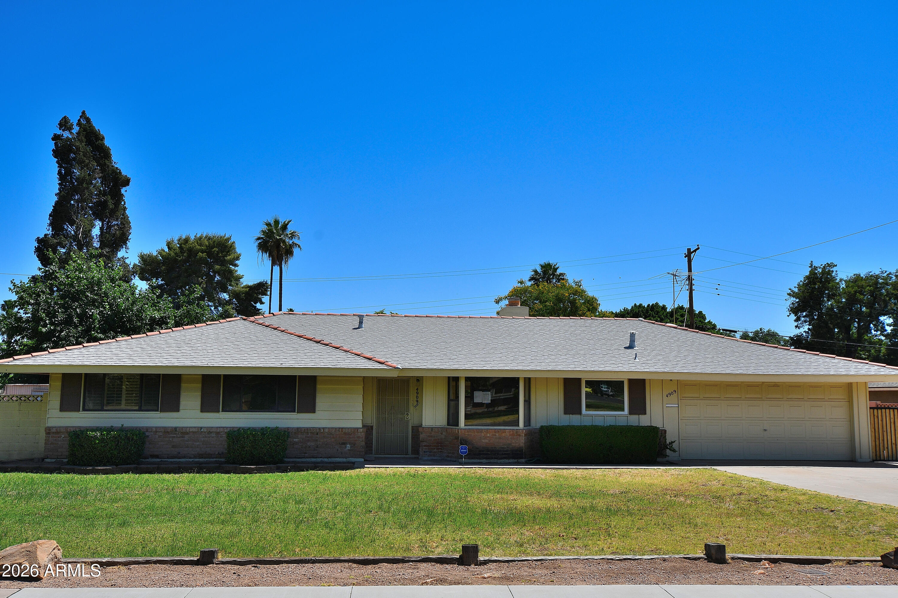 4909 East Osborn Road Phoenix, AZ 85018 - Photo 2 of 2 a front view of a house with garden