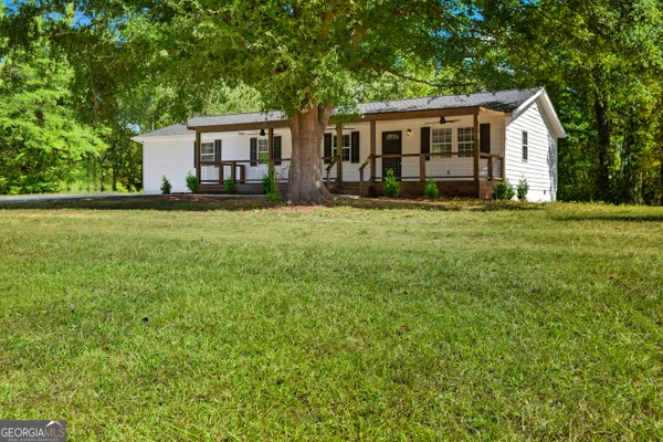 a view of a house with backyard and garden