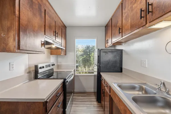 $1,200,000 | 175 South 19th Avenue, Lemoore, CA 93245