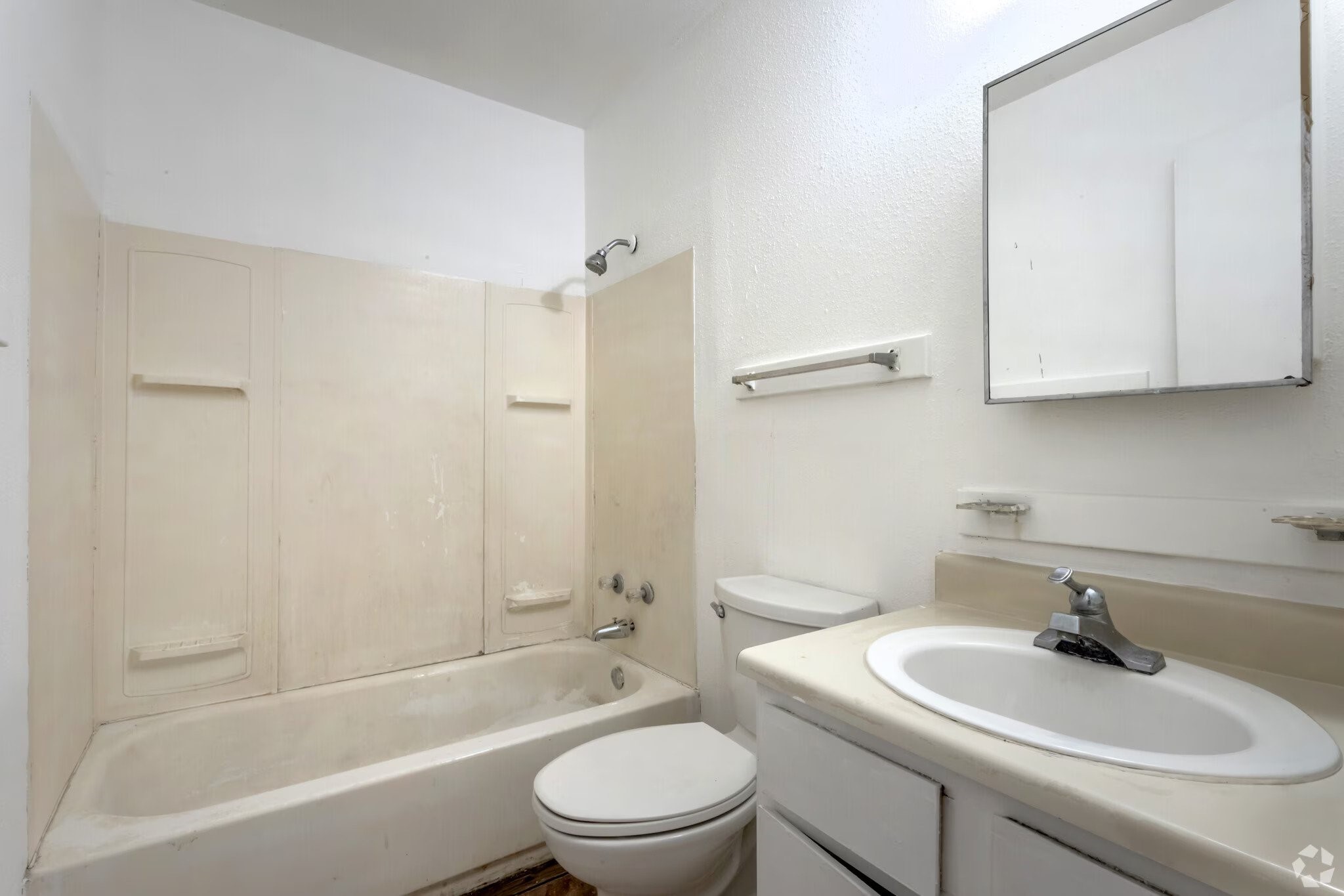 520 Laredo Street Navasota, TX 77868 - Photo 13 of 13 a bathroom with a sink toilet and bathtub