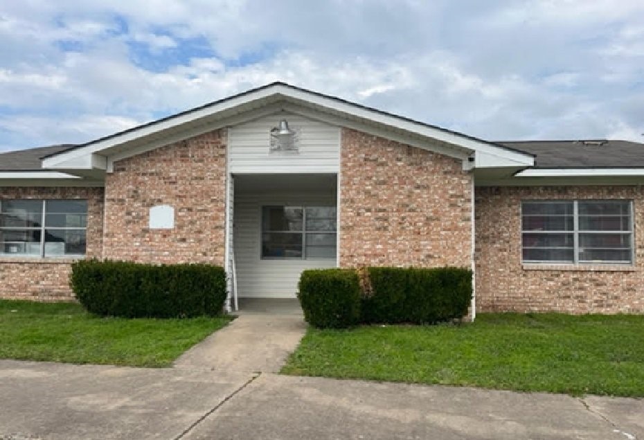 520 Laredo Street Navasota, TX 77868 - Photo 5 of 13 a front view of a house with a garden