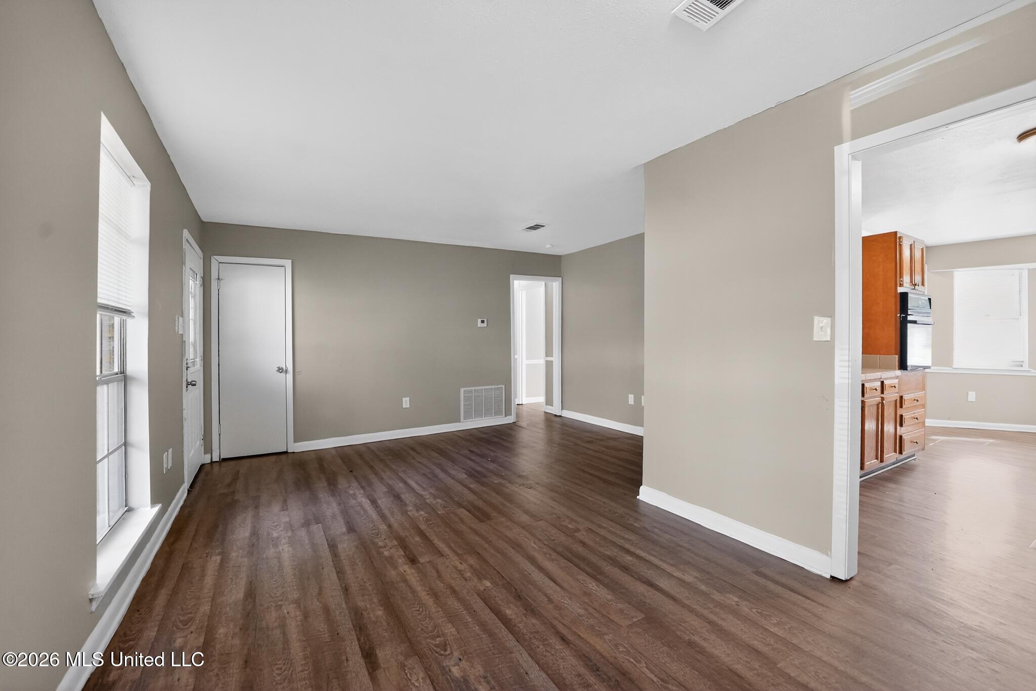 206 Valley Ridge Drive Jackson, MS 39206 - Photo 10 of 34 10_206_Valley_Ridge_Dr-Living_room-7998