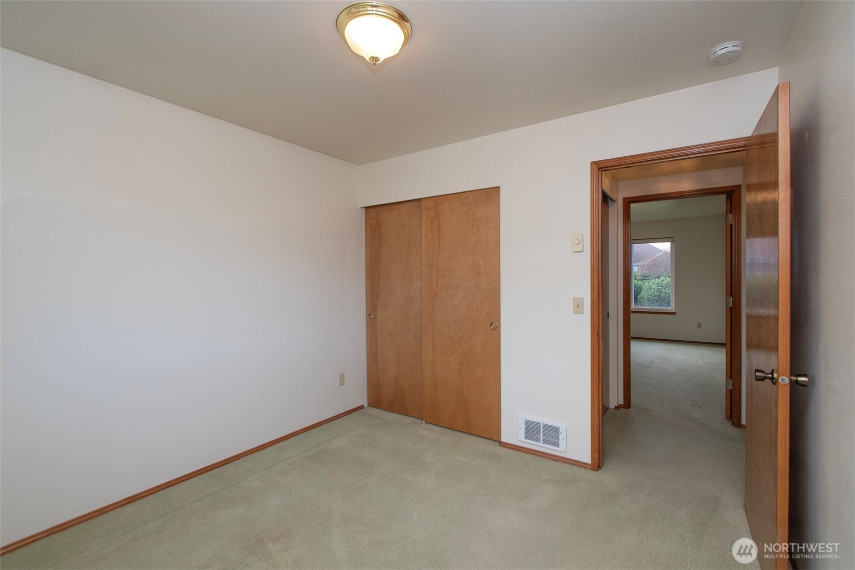 151 Duke Drive Sequim, WA 98382 - Photo 19 of 39 an empty room with mirror