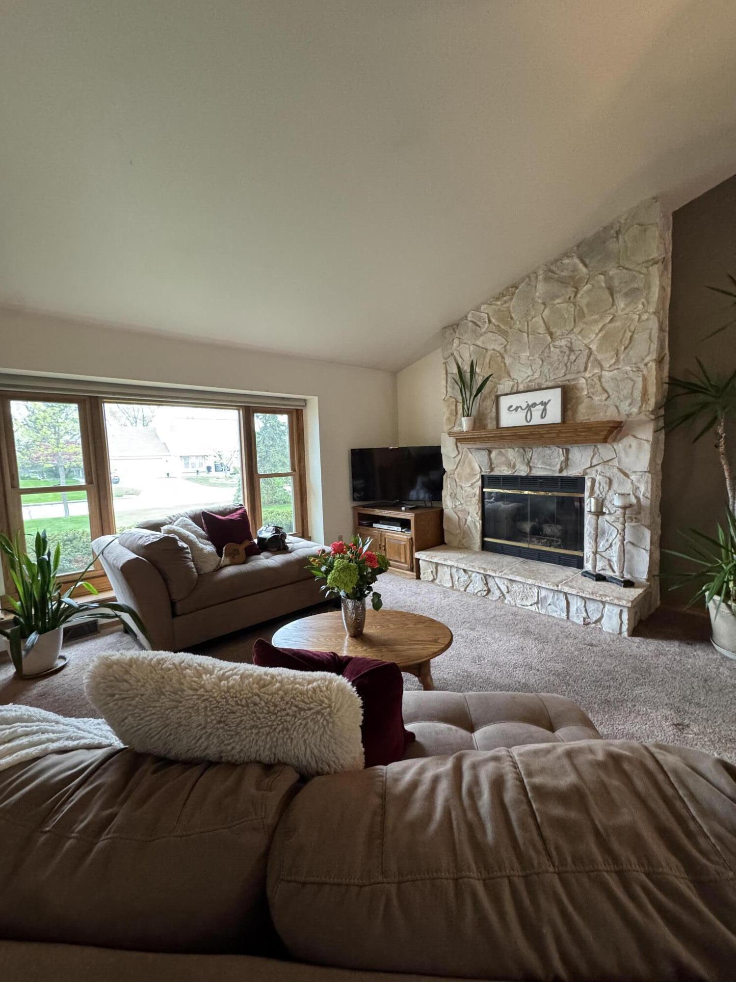 7369 South Hillendale Drive Franklin, WI 53132 - Photo 7 of 21 Living Room