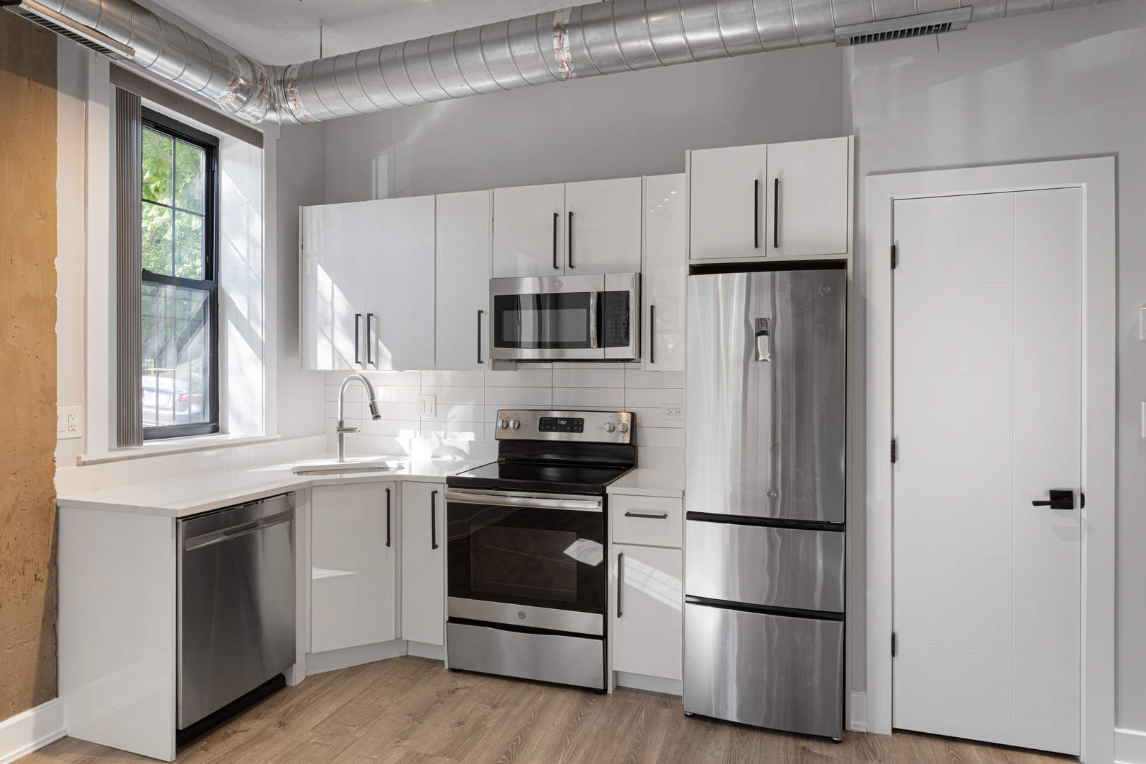 7645 North Sheridan Road, Unit 112 Chicago, IL 60626 - Photo 4 of 11 Gallery Image 4