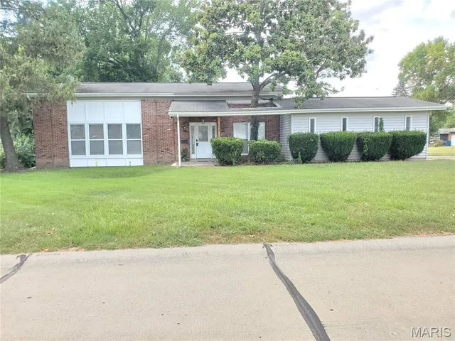 $239,999 | 698 Carriage Lane, Hazelwood, MO 63042