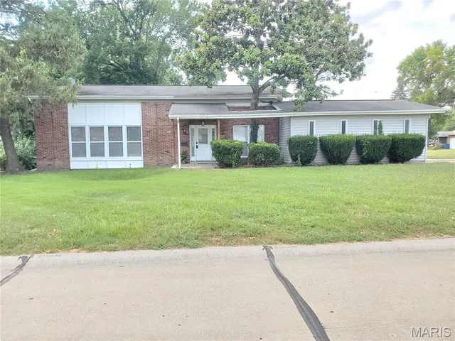 $239,999 | 698 Carriage Lane, Hazelwood, MO 63042