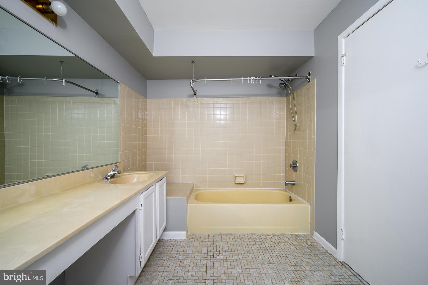 115 Cascade Court, Unit 7 Princeton, NJ 08540 - Photo 12 of 27 a spacious bathroom with a tub sink and mirror