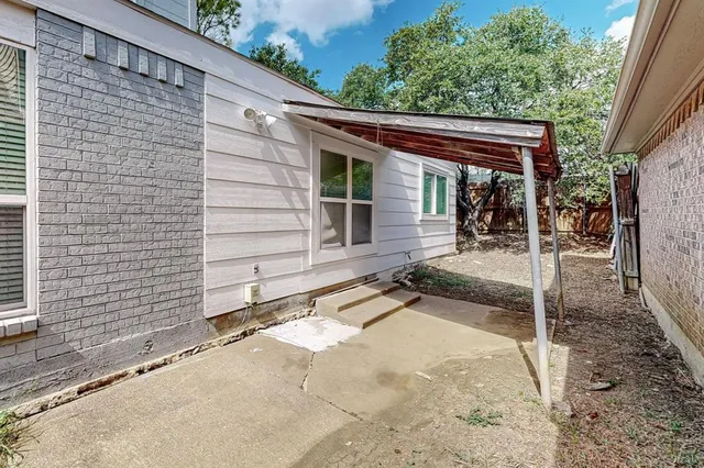 a view of a house with backyard
