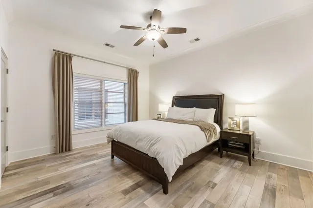 a en suite bathroom with a double vanity sink and mirror
