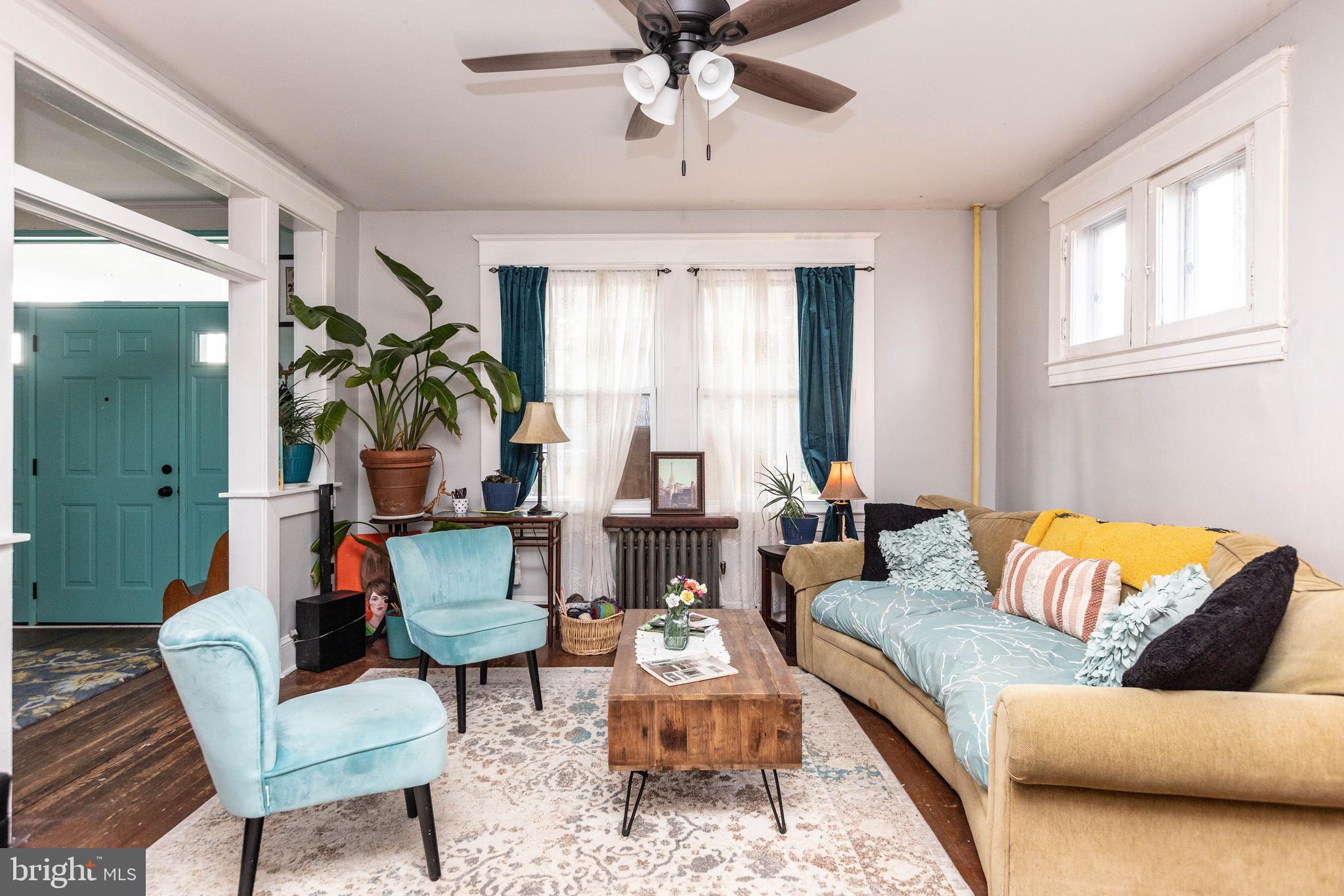 4223 Harcourt Road Baltimore, MD 21214 - Photo 5 of 36 Living Room