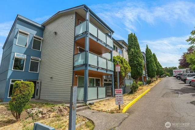 a view of a house with backyard