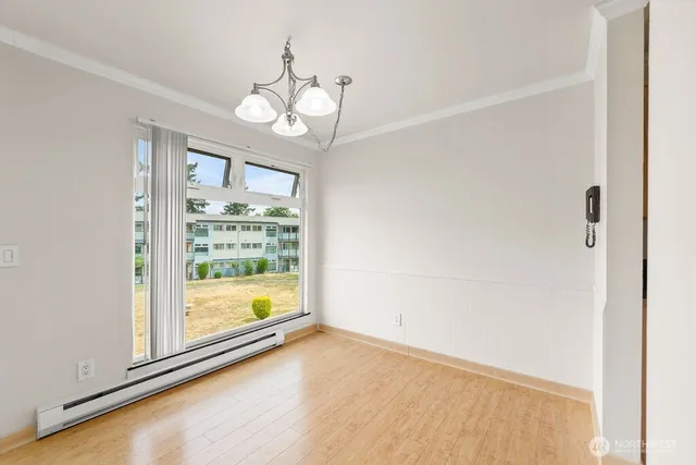 a view of livingroom with furniture