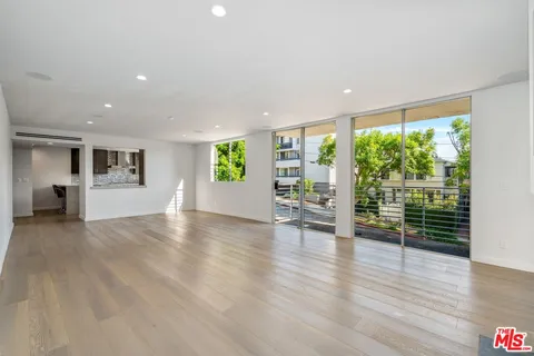 $1,025,000 | 1129 Larrabee Street, Unit 6, West Hollywood, CA 90069
