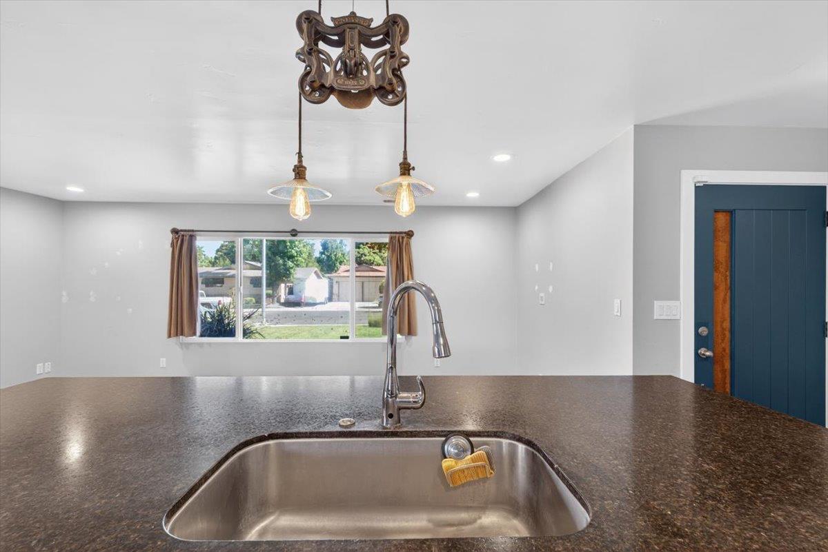 2424 Killarney Way Modesto, CA 95355 - Photo 6 of 30