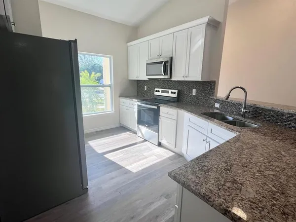 $2,400 | 925 Lora Street, Daytona Beach, FL 32114