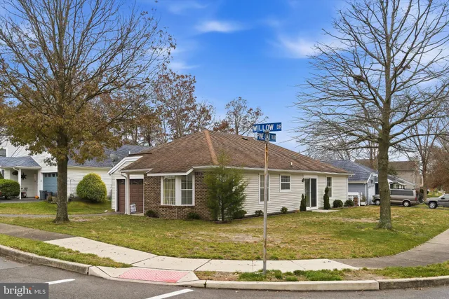 a view of a yard in front of a house