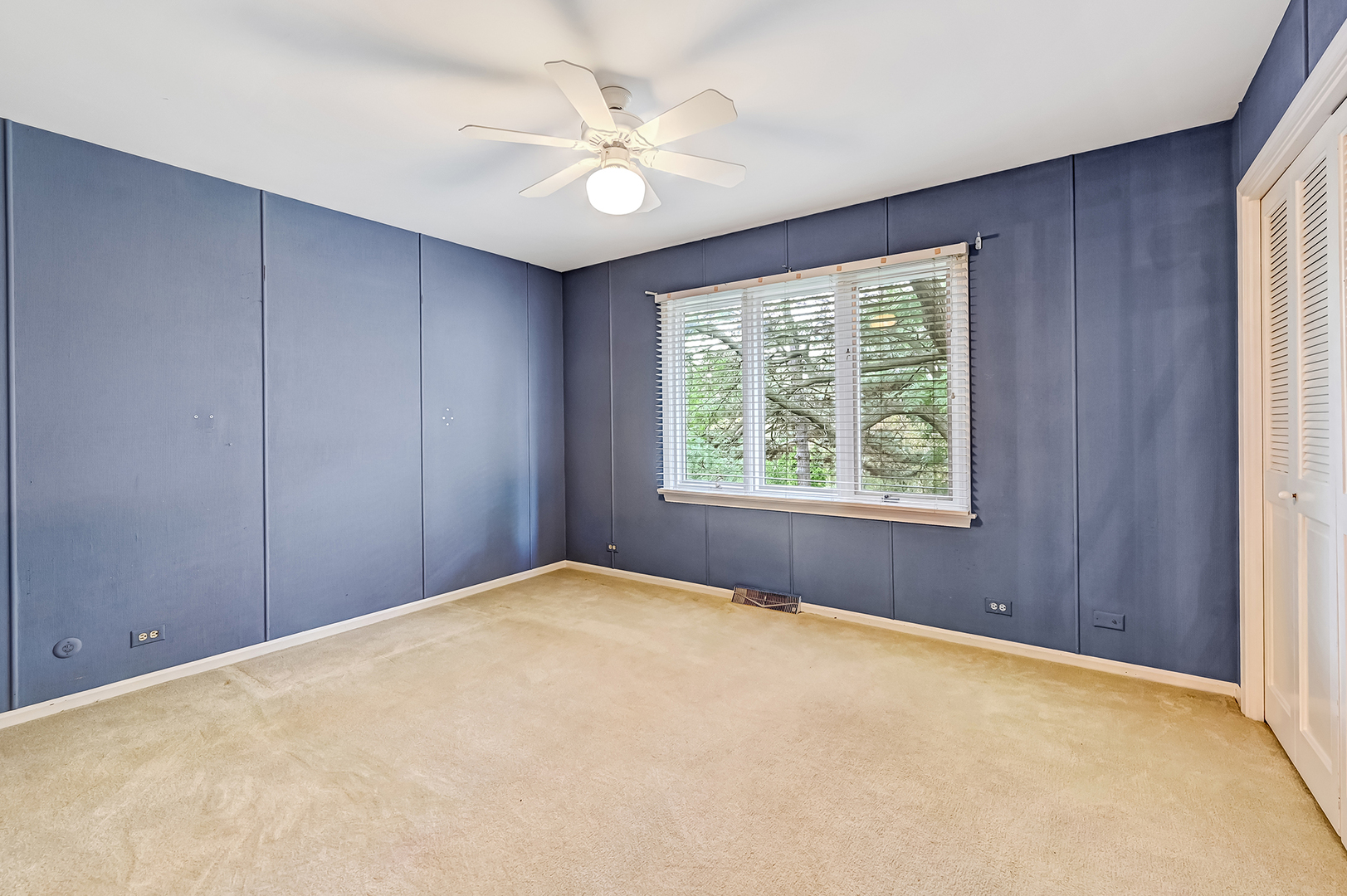 118 North Grant Street Hinsdale, IL 60521 - Photo 18 of 30 an empty room with windows and ceiling fan