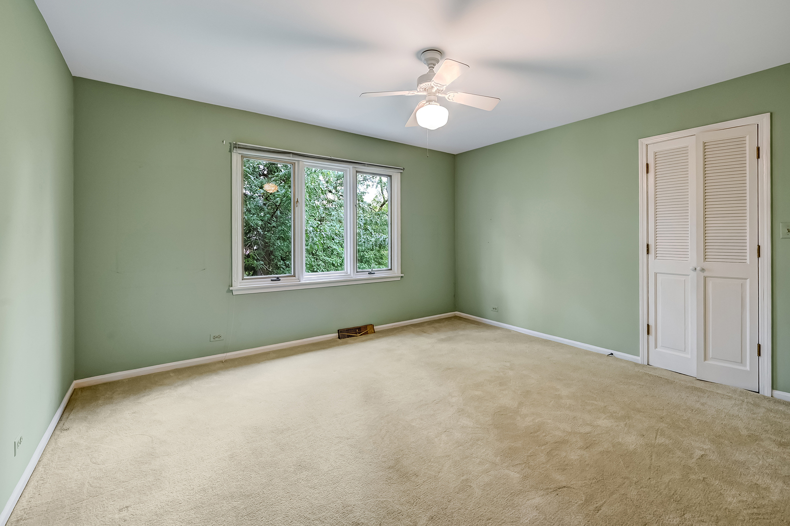118 North Grant Street Hinsdale, IL 60521 - Photo 19 of 30 an empty room with a window