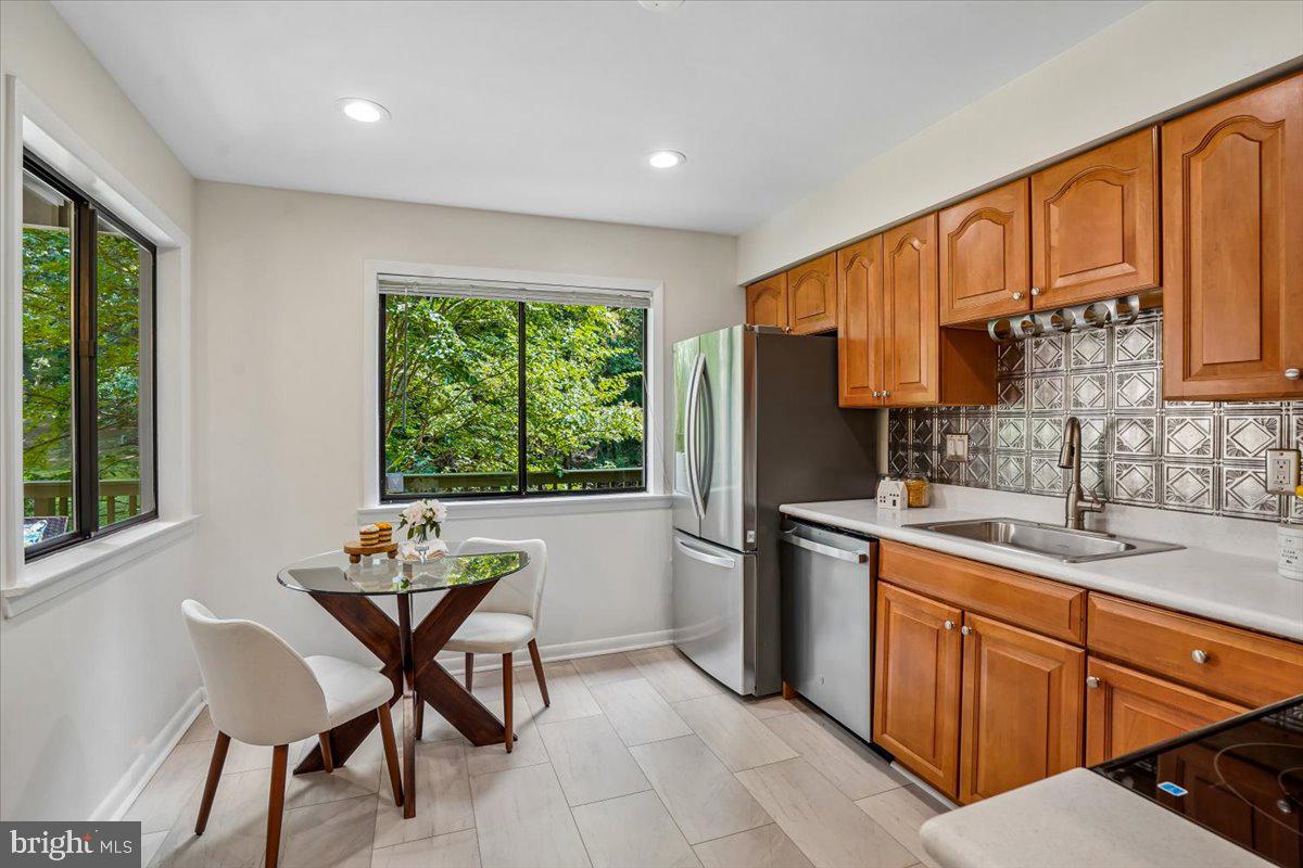 2021 Winged Foot Court Reston, VA 20191 - Photo 5 of 40 Light & bright kitchen