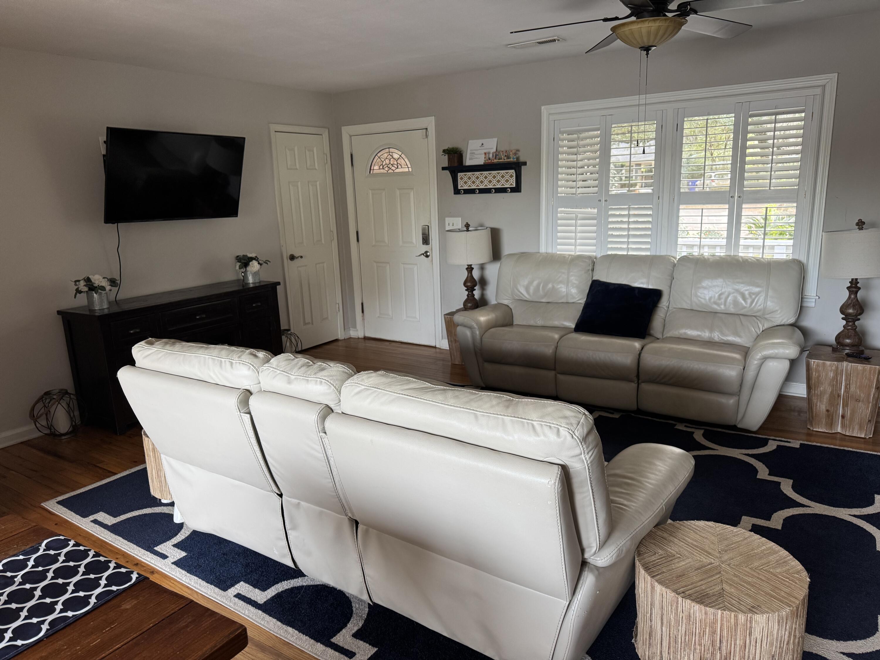 816 Bose Court Mount Pleasant, SC 29464 - Photo 4 of 32 IMG_2975