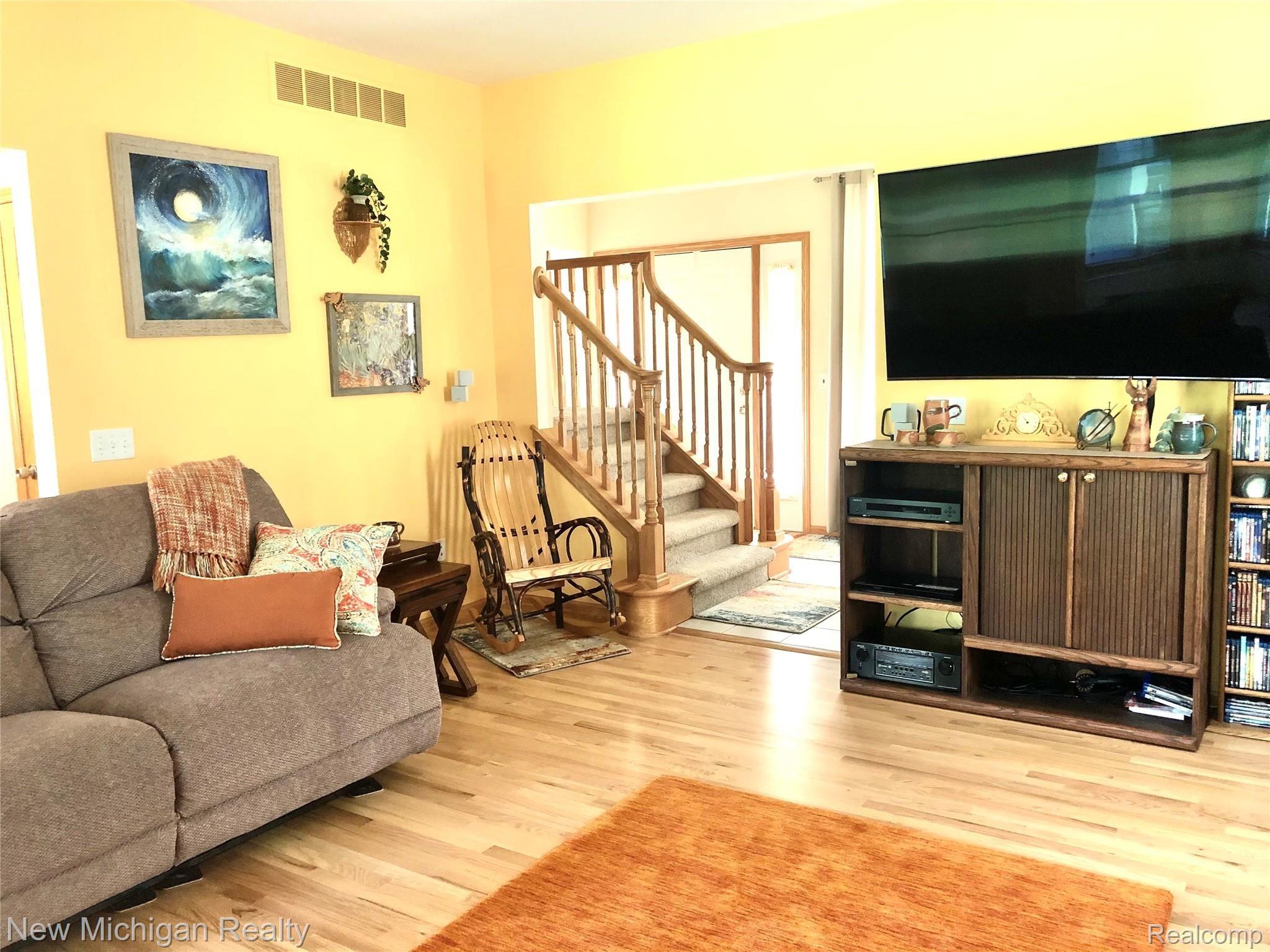 7052 West Ridge Drive Brighton, MI 48116 - Photo 11 of 32 0DC7BE18-D4FA-49BA-B861-ECD29E51D349.jpeg