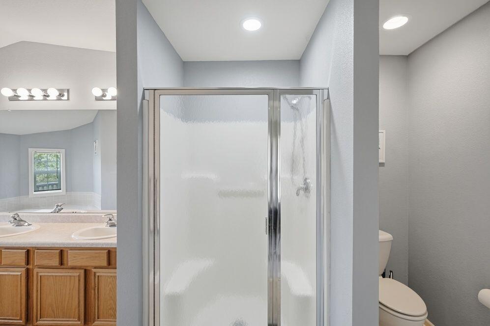 N16W26512 Golf View Lane, Unit E Pewaukee, WI 53072 - Photo 18 of 36 Primary Bathroom