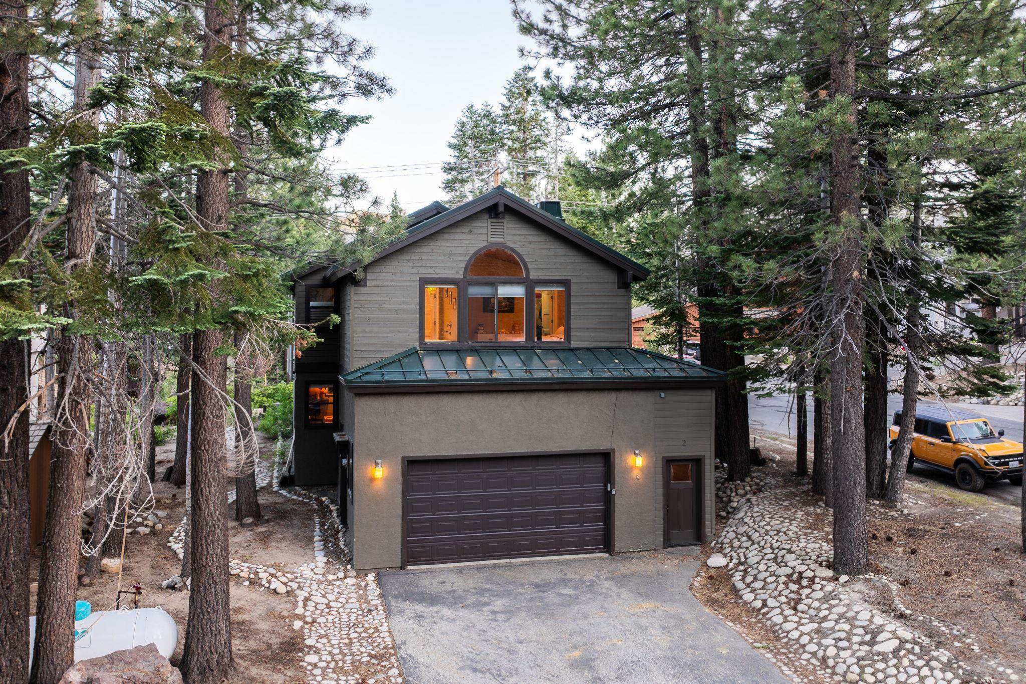 2 Holiday Way Mammoth Lakes, CA 93546 - Photo 23 of 37 a front view of a house with a garden