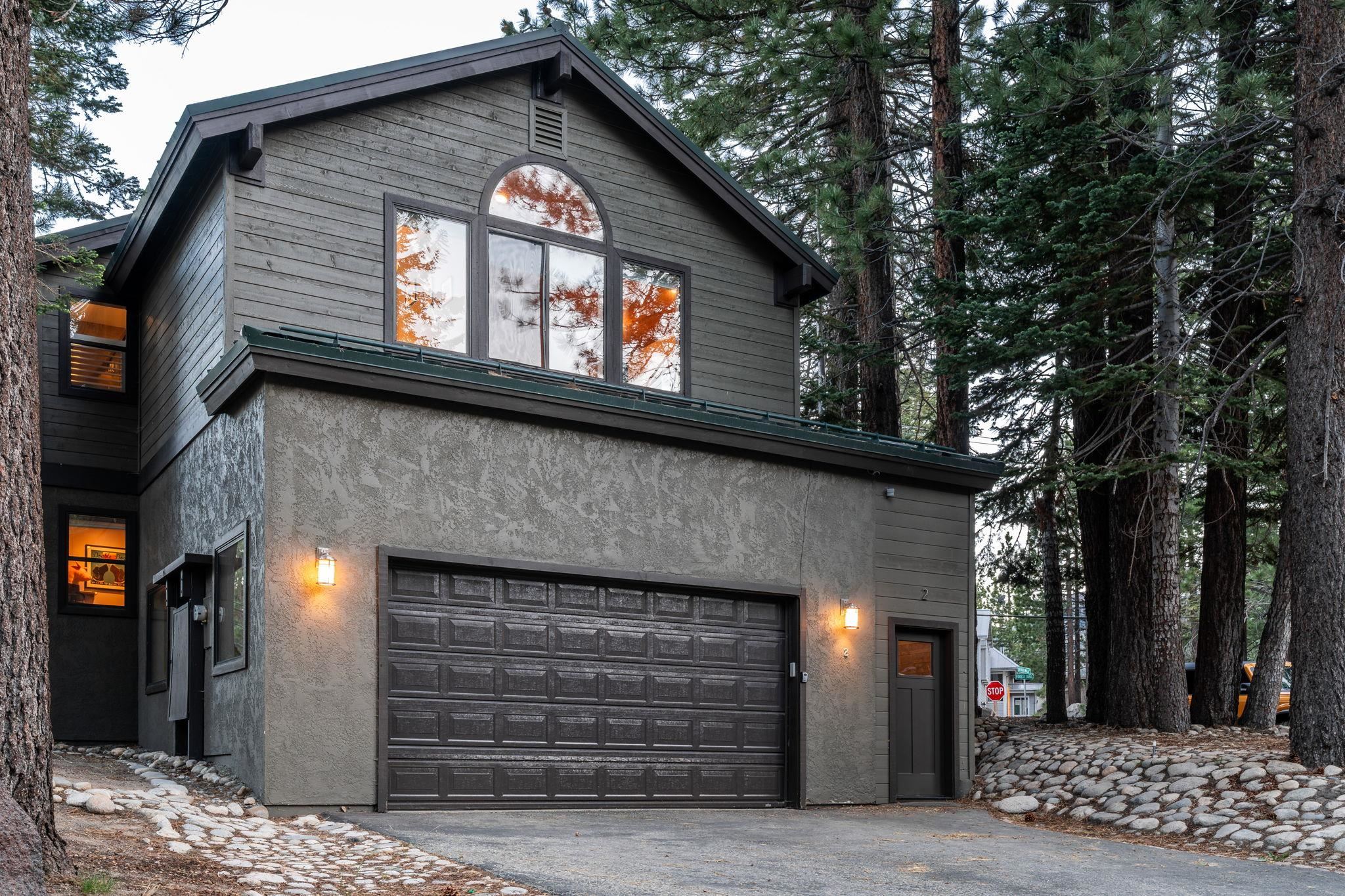 2 Holiday Way Mammoth Lakes, CA 93546 - Photo 28 of 37 a front view of a house with a tree