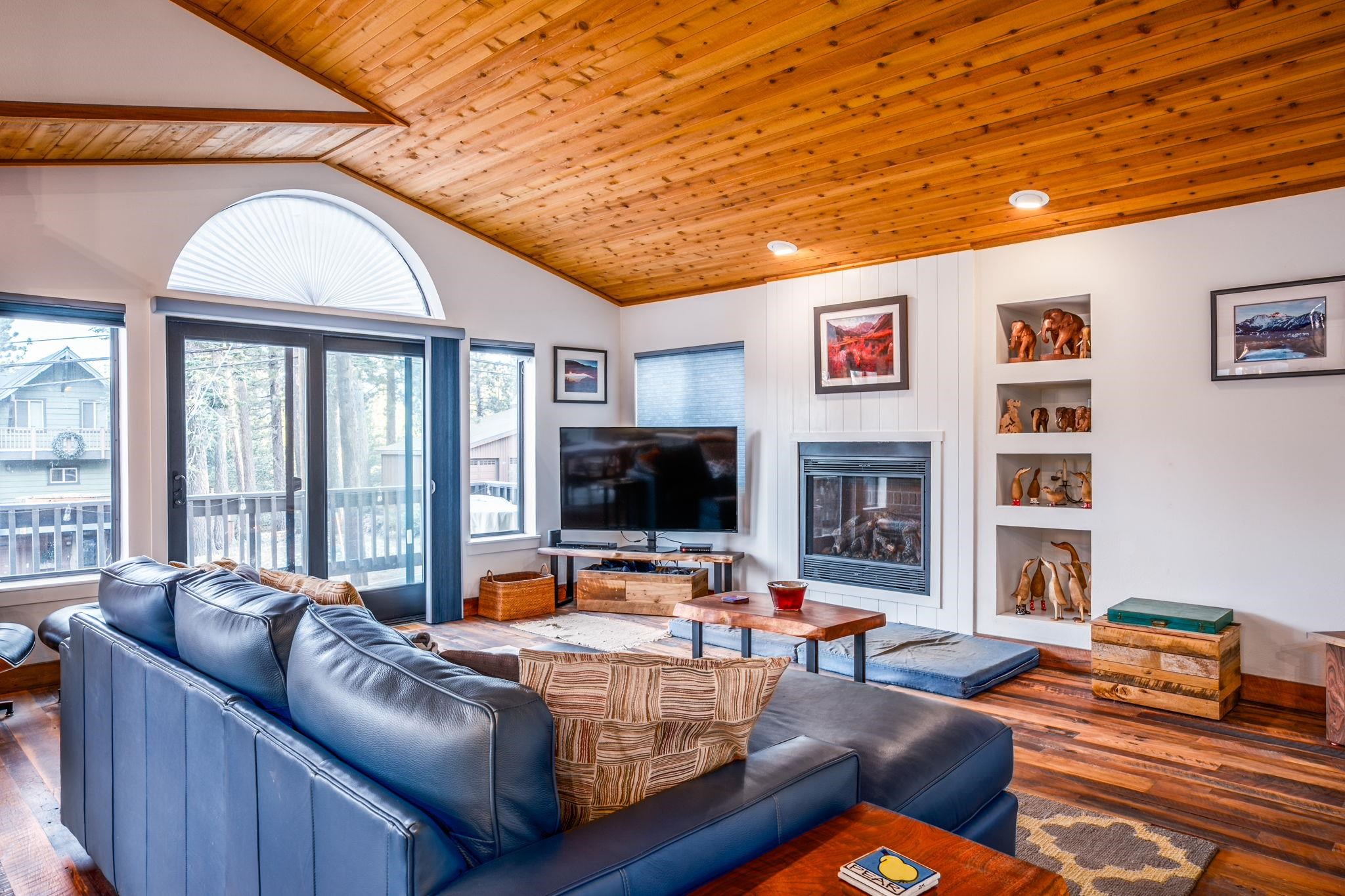 2 Holiday Way Mammoth Lakes, CA 93546 - Photo 7 of 37 a living room with furniture and a flat screen tv