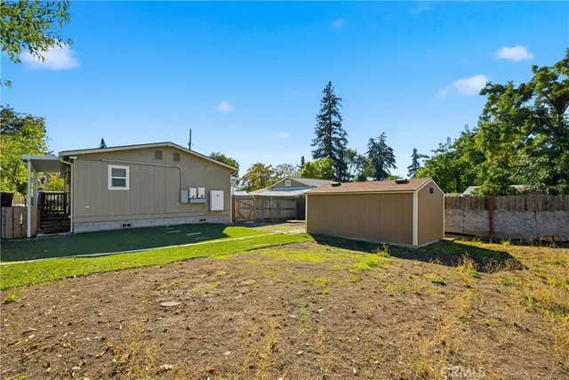 a view of a backyard