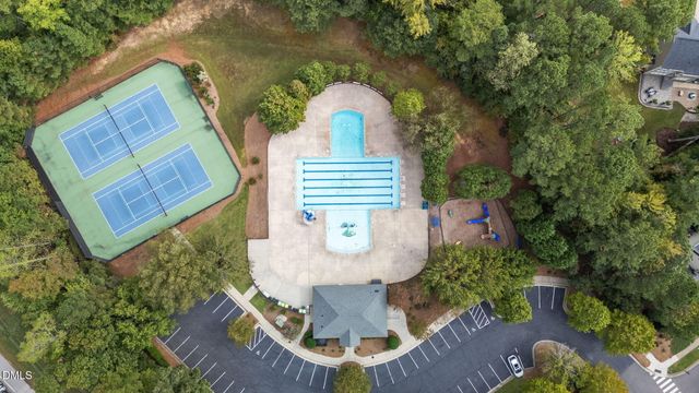 a view of entryway with furniture