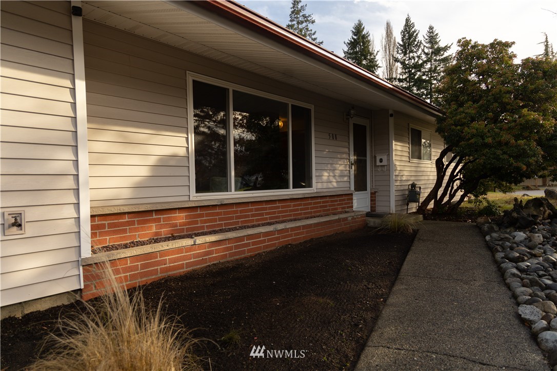 508 Harrington Avenue Northeast Renton, WA 98056 - Photo 3 of 40 Gallery Image 3