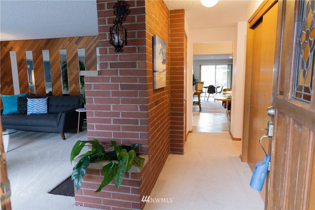 508 Harrington Avenue Northeast Renton, WA 98056 - Photo 4 of 40 Gallery Image 4