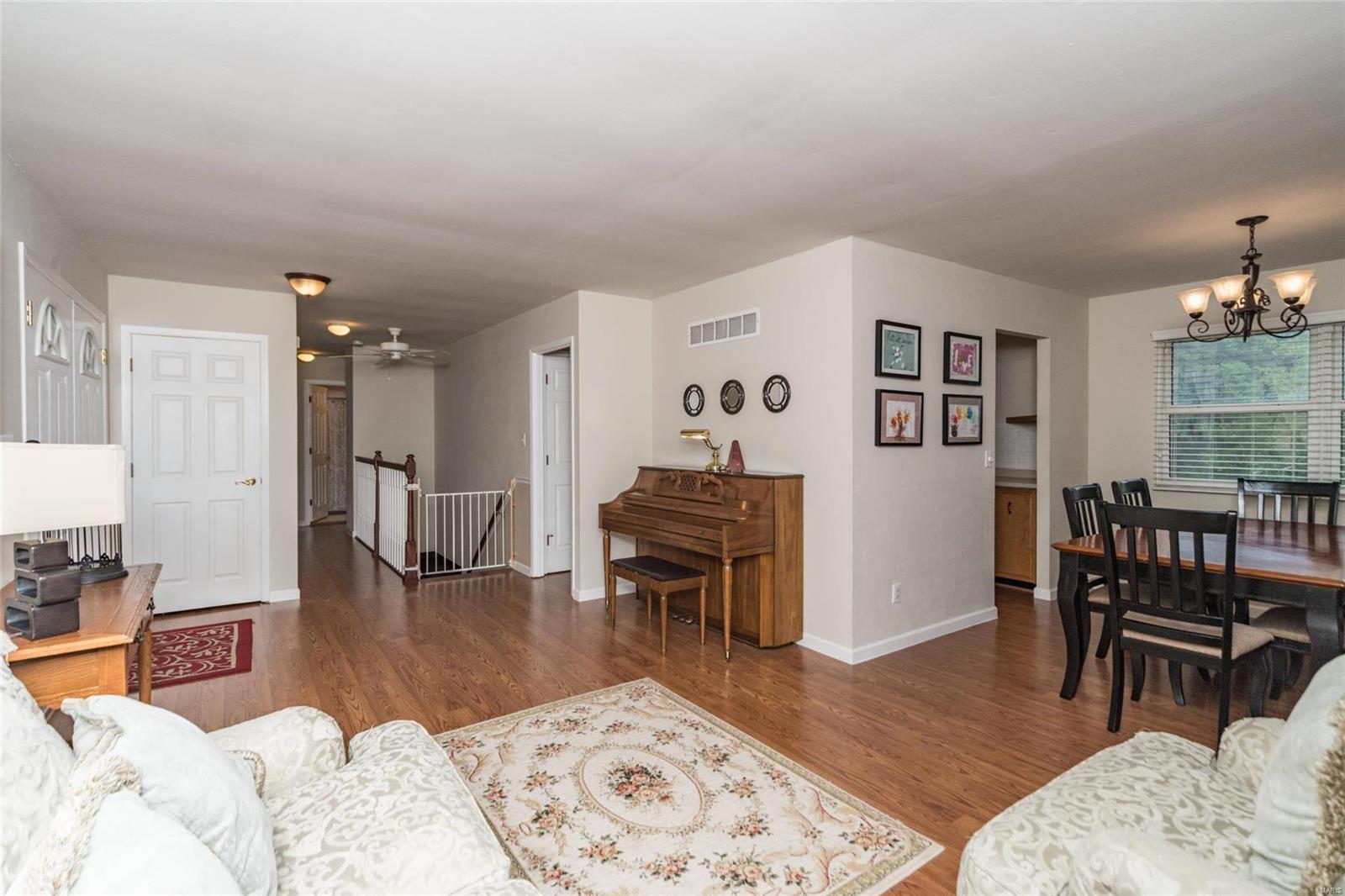 673 Walnut Point Court Ballwin, MO 63021 - Photo 4 of 36